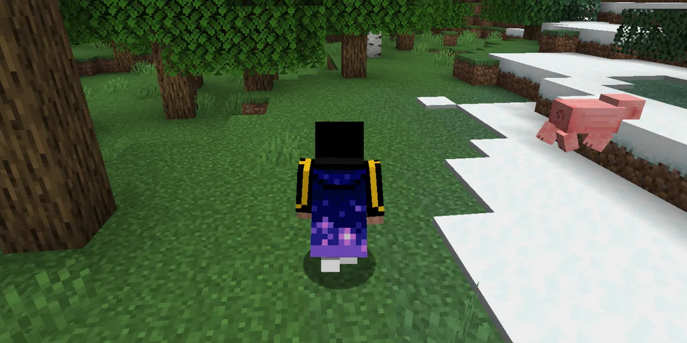 Uno screenshot di un giocatore di Minecraft che corre con un mantello mod Essential.
