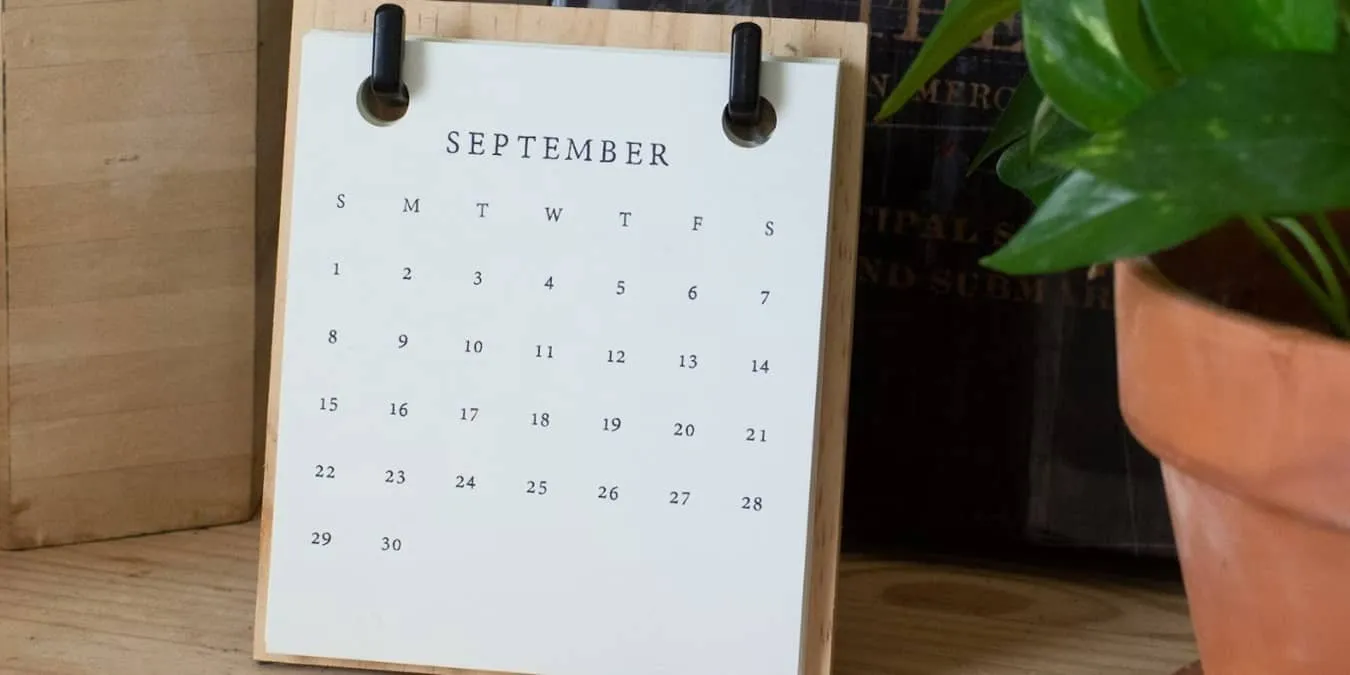 Un calendario de escritorio que muestra septiembre.