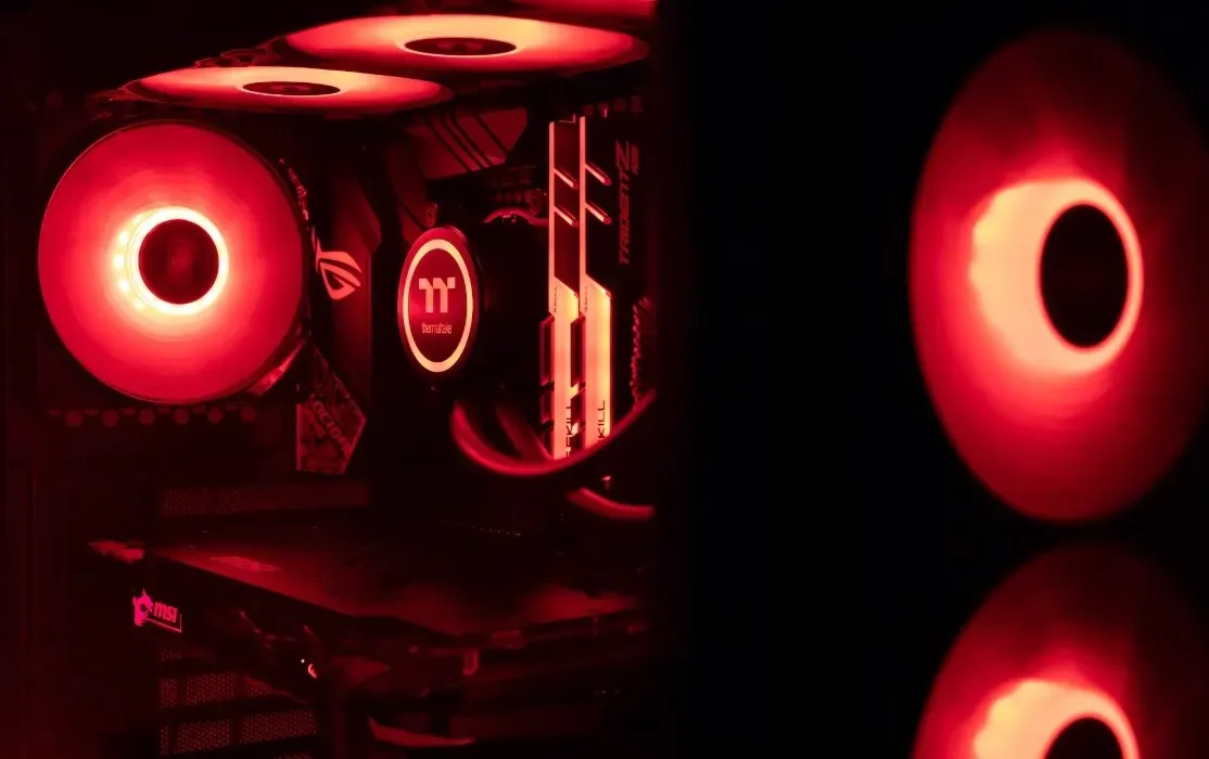 Ventiladores de entrada y salida de PC en iluminación roja