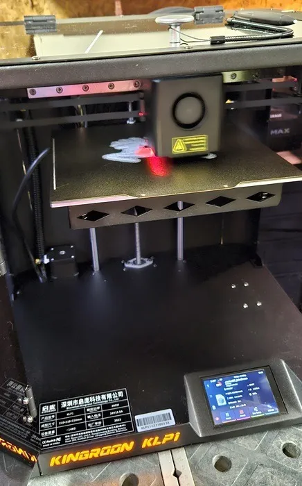 3D 列印機內部，頂部顯示觸控螢幕和筆。