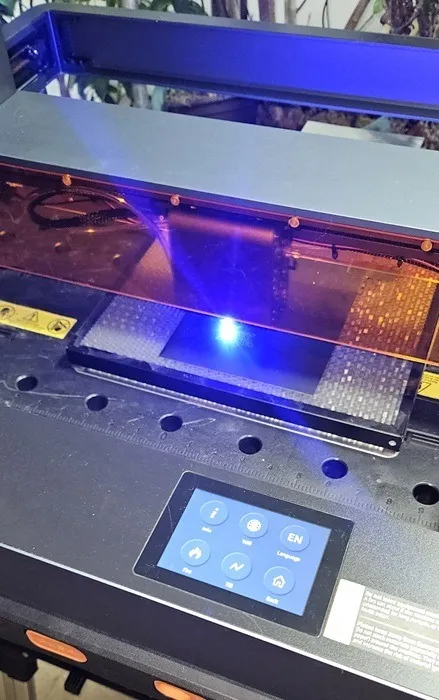 Gravador e cortador a laser Phecda para gravação em metal.