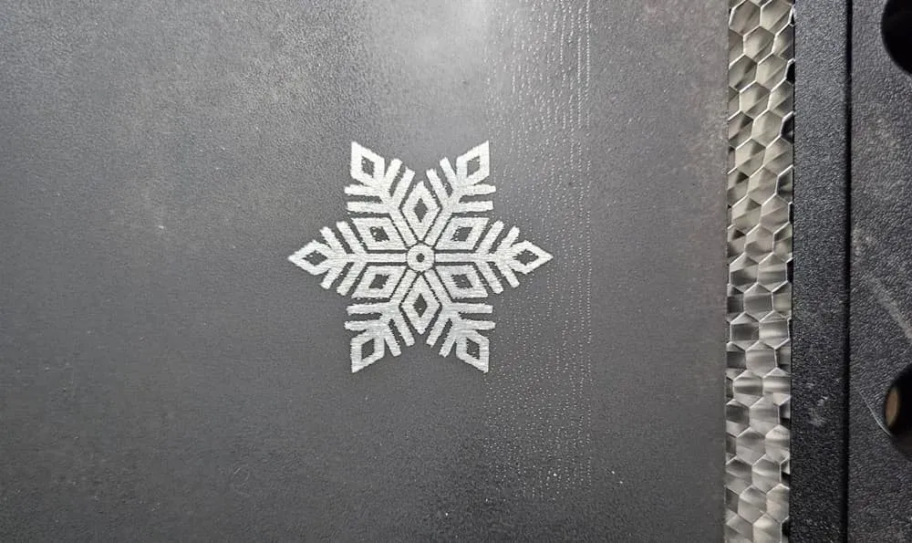 Incisione di un fiocco di neve nell'alluminio.