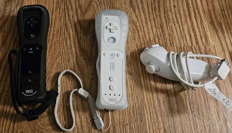Drie Nintendo Wii-controllers