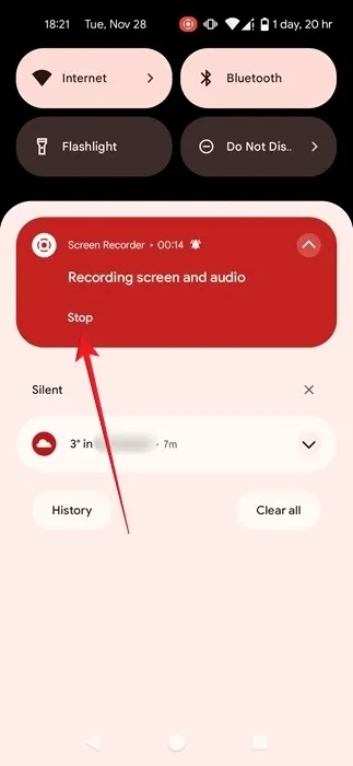 Presionando el botón Detener para finalizar la grabación de pantalla en Android.