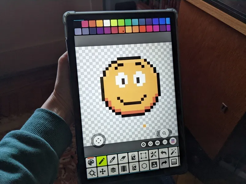 使用 Pixel Studio 應用程式在平板電腦上塗鴉。