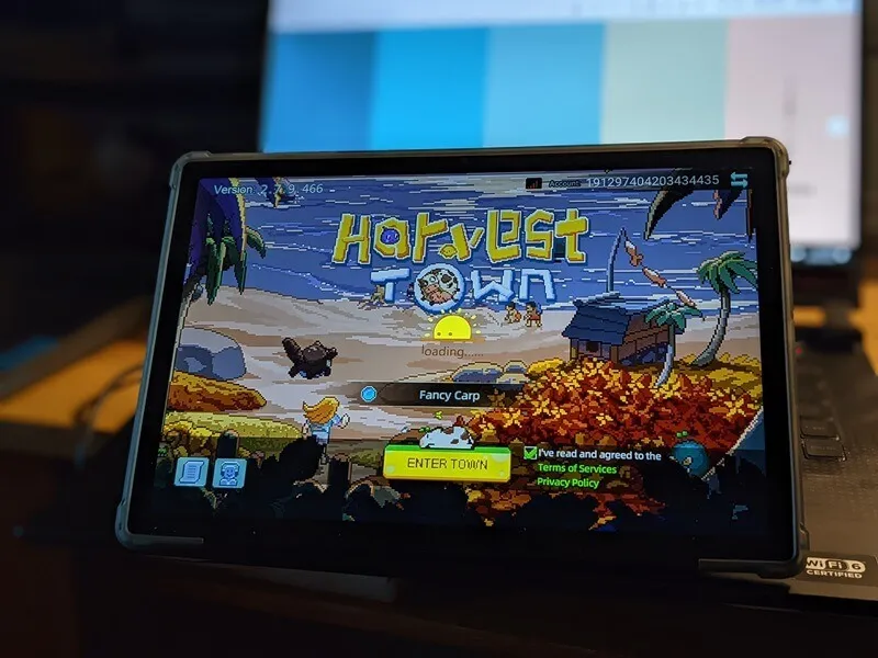 在平板電腦上載入《收穫小鎮》遊戲。