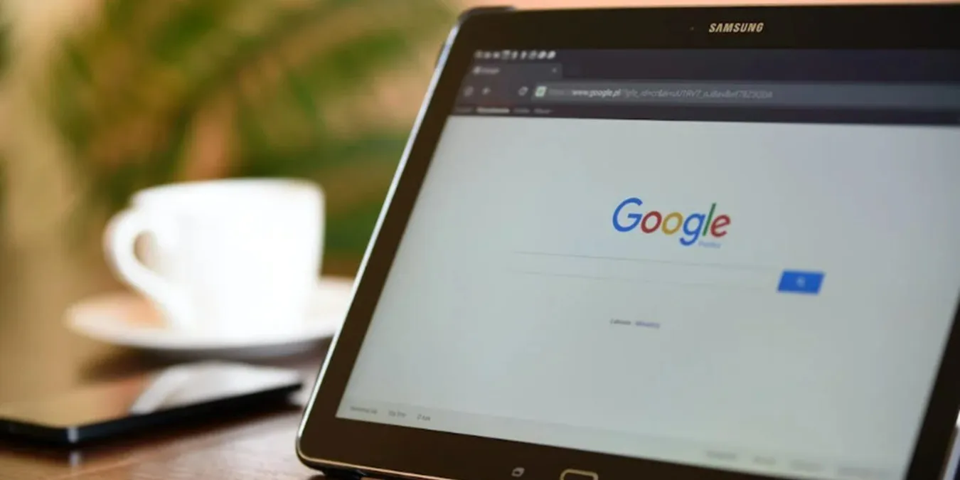 Una tableta Samsung usando la búsqueda de Google.