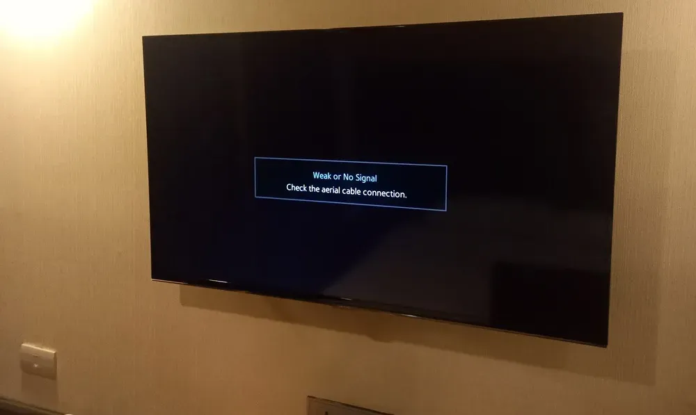 El estado Sin señal se muestra después de encender un televisor.