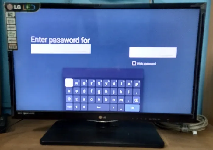 Eingeben eines WLAN-Passworts für die erforderlichen Felder in einem Smart-TV.