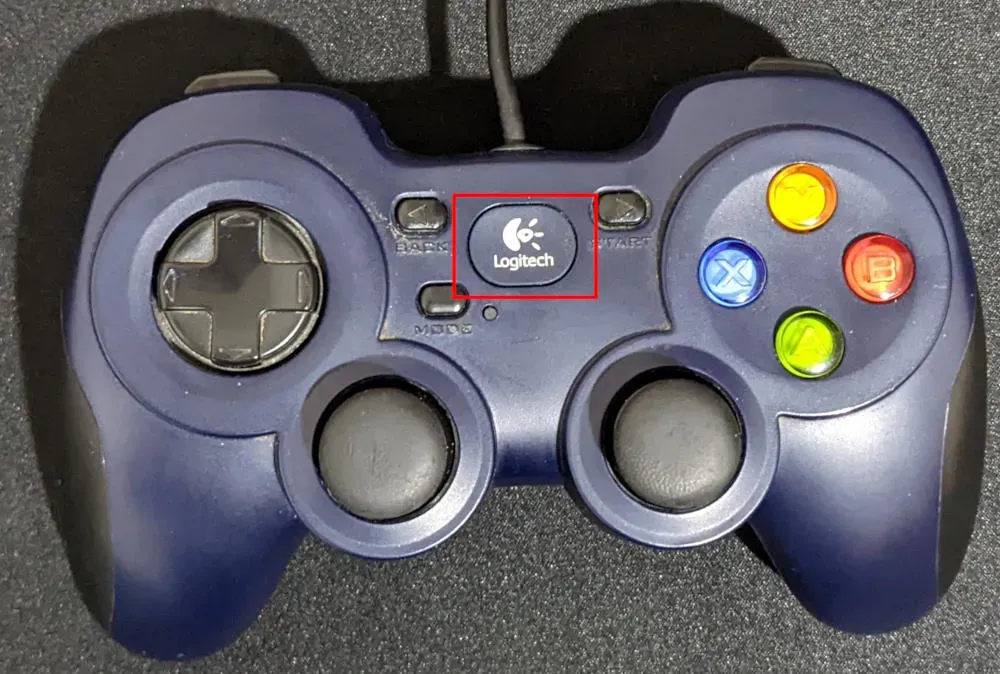 基本的な Logitech コントローラーのホーム ボタンを強調表示した写真。