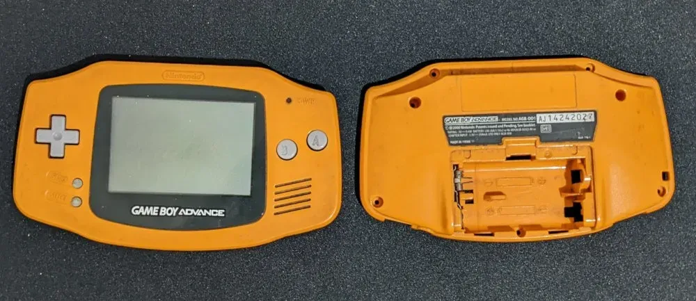 Parti di ricambio per un Gamee Boy Advance.