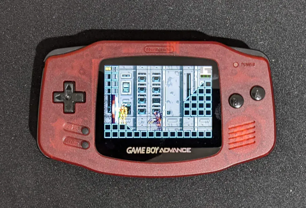 Um Game Boy Advance rodando Metroid.