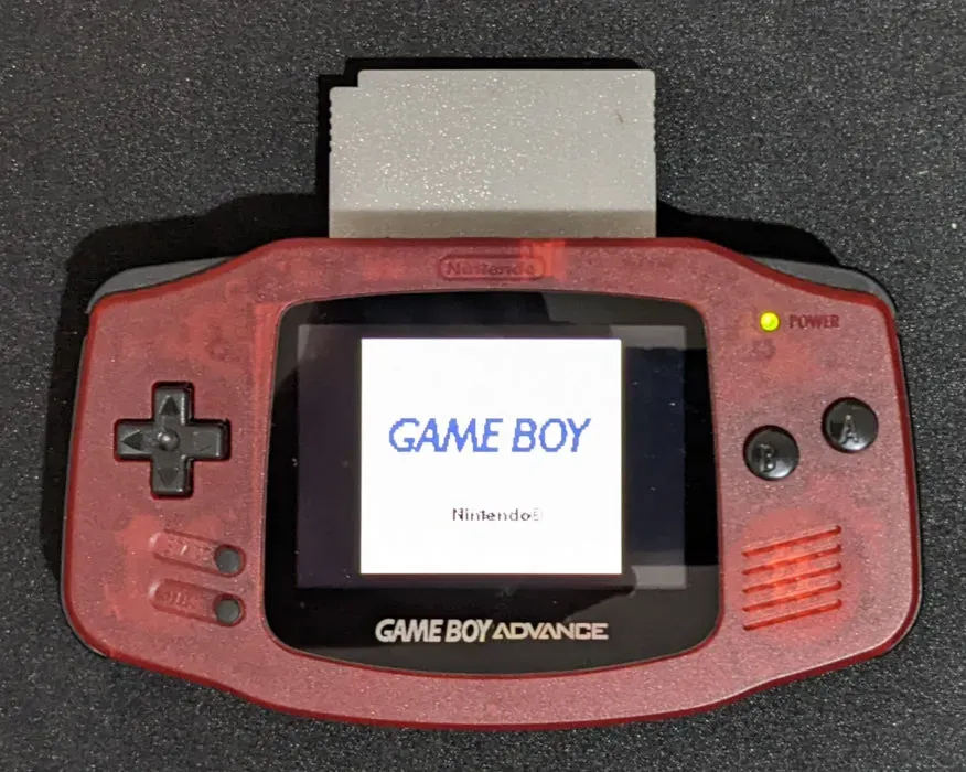 Een Game Boy Advance met een Game Boy Color-cartridge.