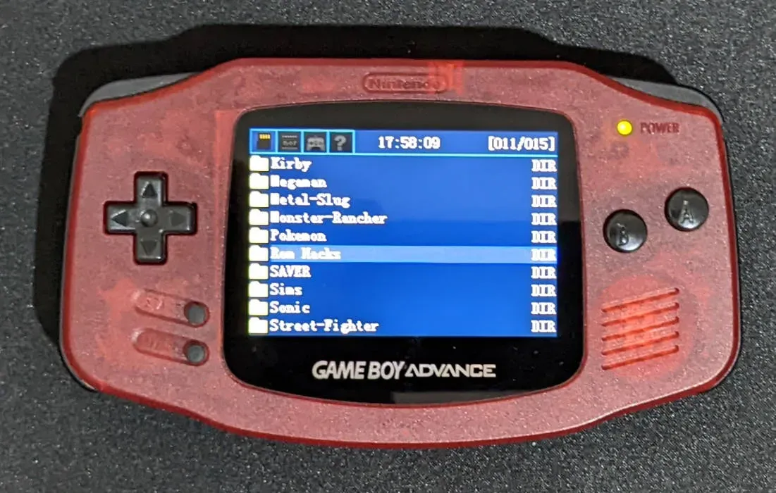 Een Game Boy Advance met het menu van een flashcart.
