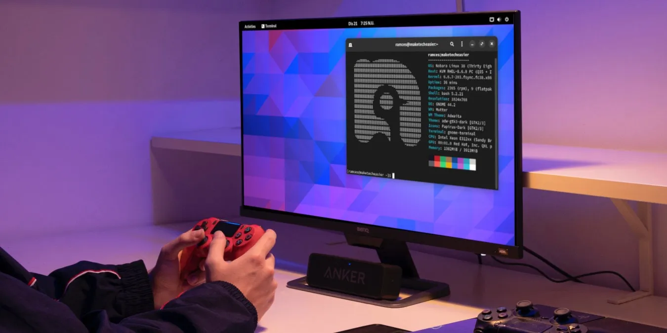 Una fotografia che mostra un PC desktop con davanti una persona che tiene in mano un controller.