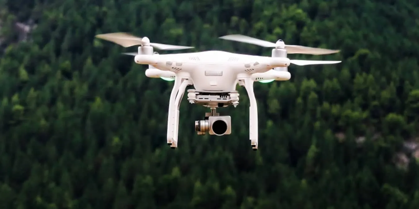 Eine Drohne, die über uns fliegt, stellt die besten Drohnen mit Kamera dar