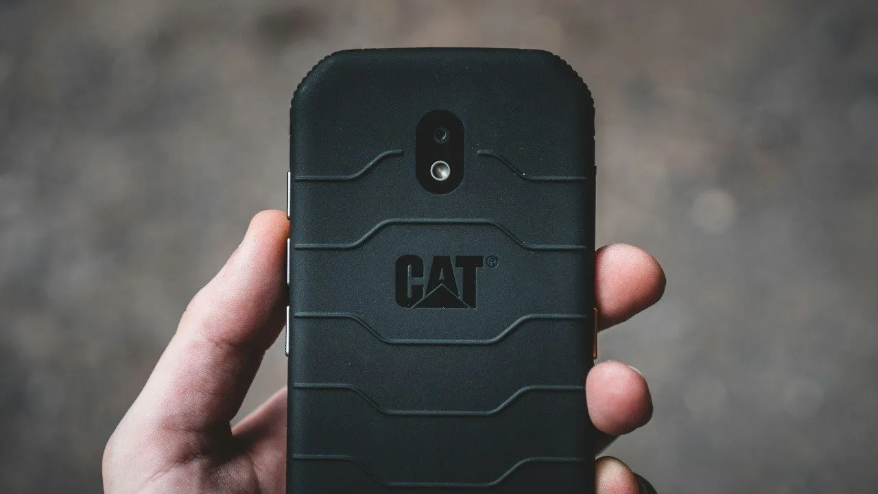 Persoon die een Cat S42 robuuste smartphone vasthoudt
