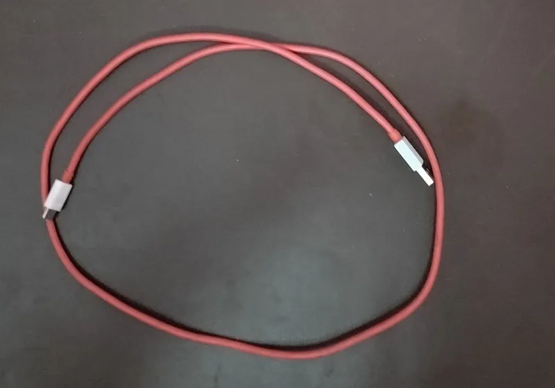 Kabel ładujący OnePlus SuperVOOC do smartfonów z systemem Android.