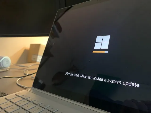 Laptop-Bildschirm mit Windows-Update
