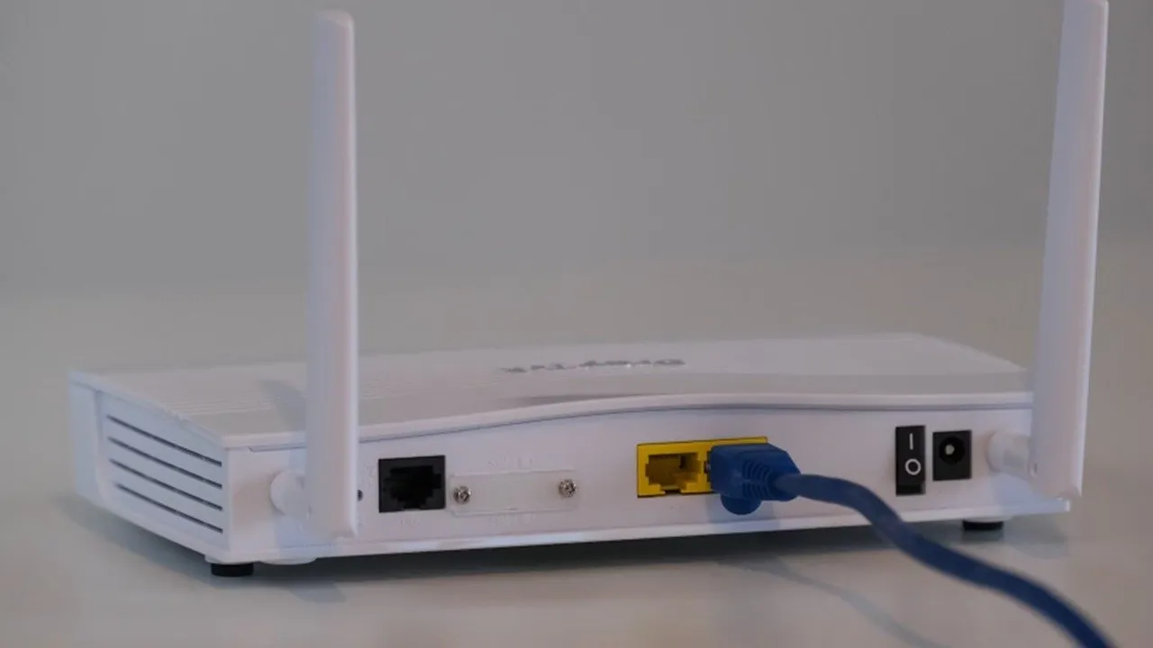 Un router con un cavo Ethernet collegato.