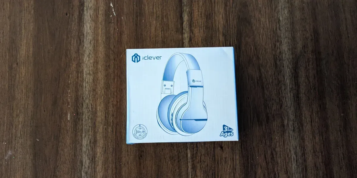 Iclever-Kopfhörer im Karton
