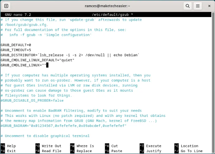Una terminal que muestra el archivo de configuración de GRUB predeterminado.
