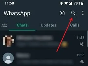 Android 用 WhatsApp で虫眼鏡アイコンをタップします。