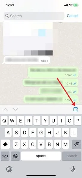 Tocando el ícono del calendario en el chat de WhatsApp para iOS.