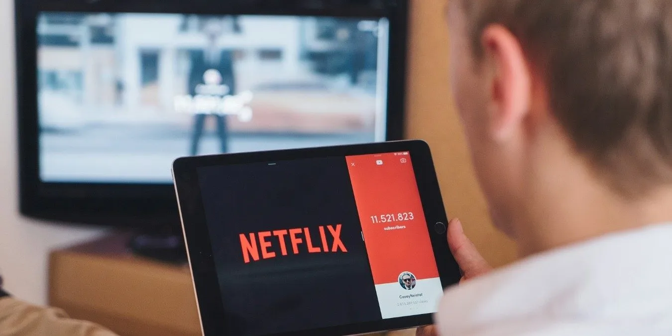Persoon die Netflix kijkt op een tablet