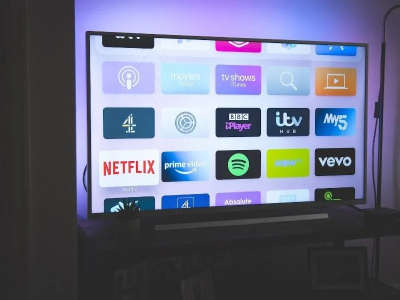 複数のストリーミング アプリを表示するテレビ画面