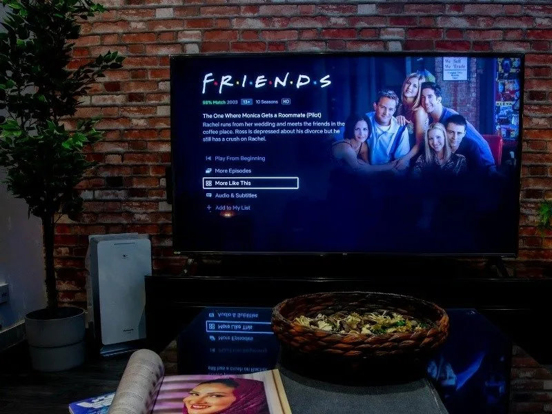 Écran de télévision diffusant la série Friends