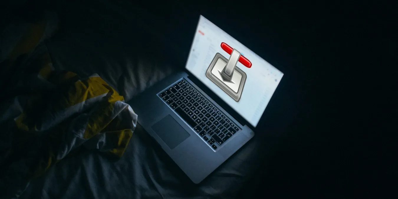 Una fotografía de una computadora portátil encima de una cama.