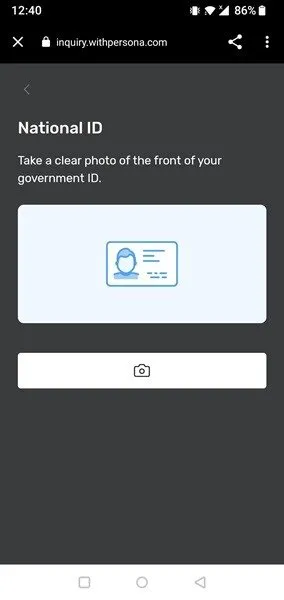 Roblox vous demande de prendre une photo du recto de votre carte d'identité nationale à des fins de vérification d'identité.