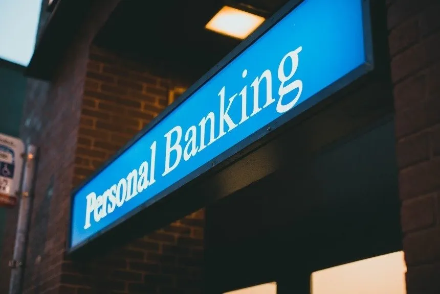 Panneau bancaire personnel au-dessus d'une porte.