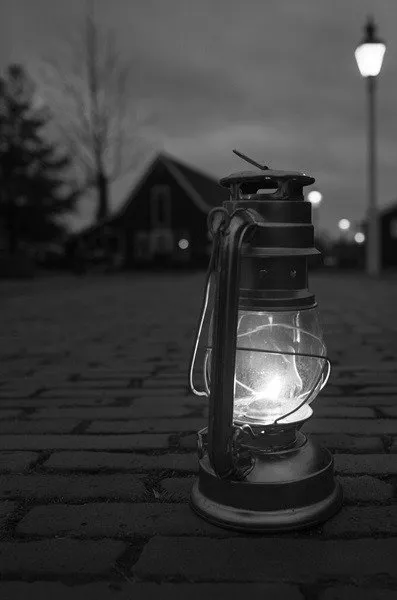 Scatto di una lampada sul marciapiede con effetto bokeh applicato.