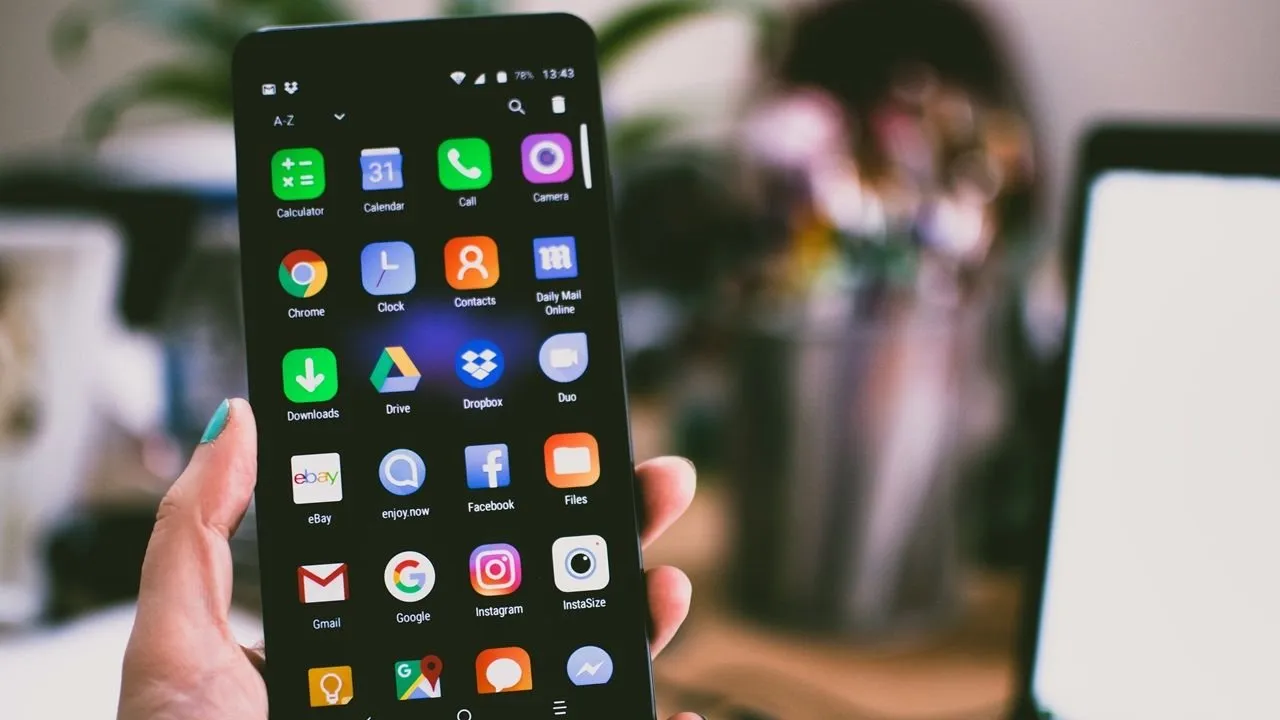 Immagine in primo piano che raffigura un telefono Android che condivide app (fonte: Pexels.)