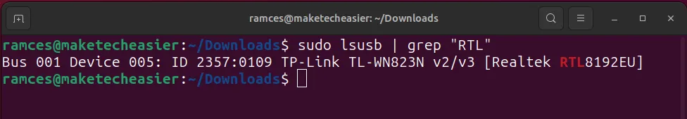 Um terminal mostrando o dispositivo USB Wi-Fi atualmente ativo no Linux.