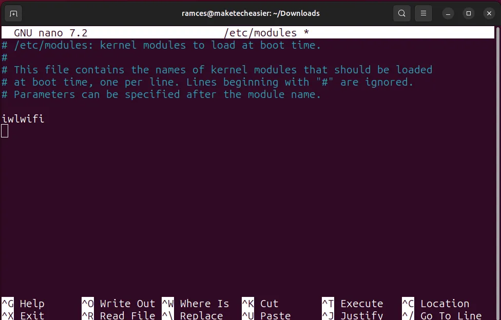 Um terminal mostrando o arquivo de configuração que pode carregar módulos do kernel no momento da inicialização.