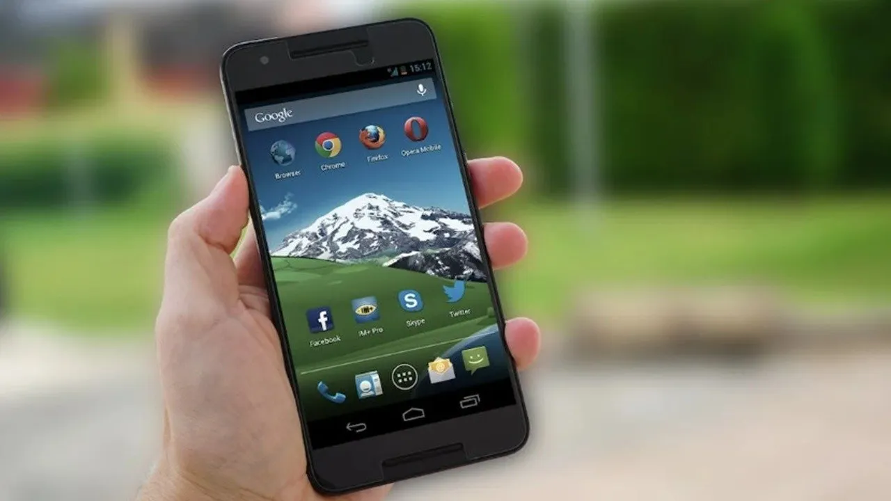 Mão segurando um telefone Android com a pesquisa do Google ativada.