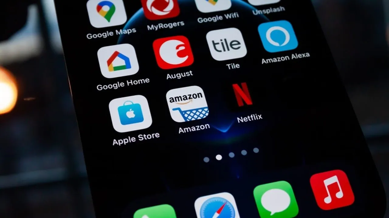 iPhone com vários aplicativos na tela