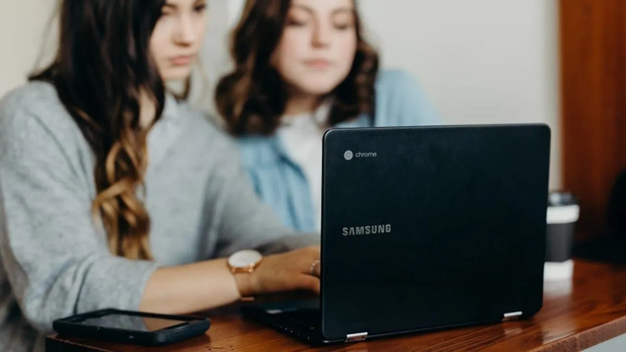 Duas mulheres usando um Chromebook Samsung