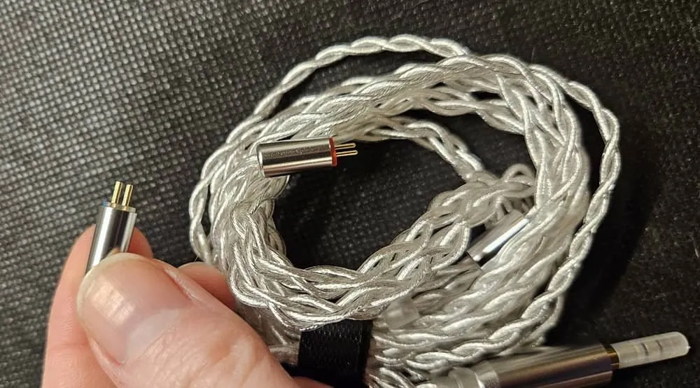 Tweepolige kabel met gemarkeerde pinnen