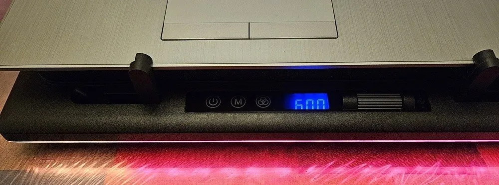 Frente da almofada de resfriamento do laptop com velocidade do ventilador de 600 e luzes rosa