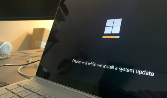아직도 Windows 11 21H2 또는 22H2를 사용 중이신가요? Microsoft는 PC에 버전 23H2를 자동 설치합니다.