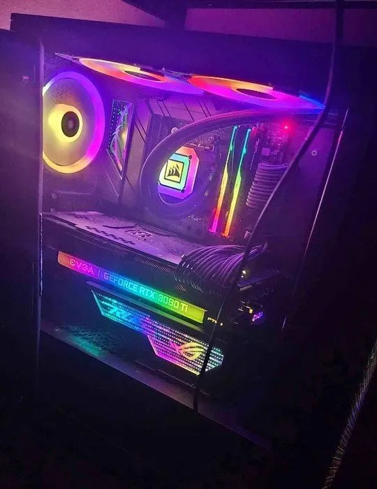 PC da gioco RGB con dispositivo di raffreddamento a liquido