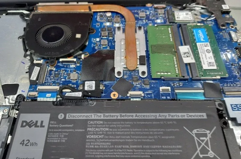 Componentes internos de mi computadora portátil Dell visibles.