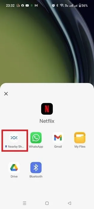 Condivisione dell'app Netflix utilizzando la condivisione nelle vicinanze, tra le altre opzioni visibili come Gmail, WhatsApp e Drive.