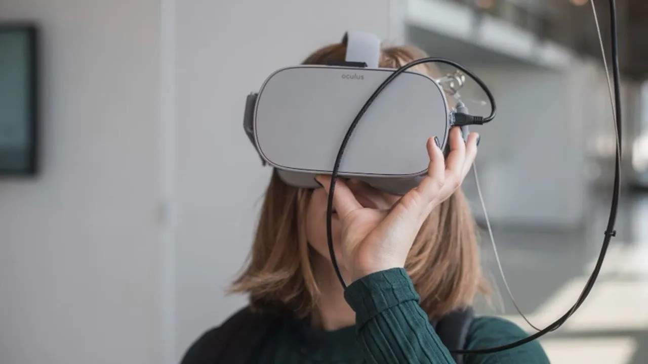 Oculus VR ヘッドセットを装着した女性。