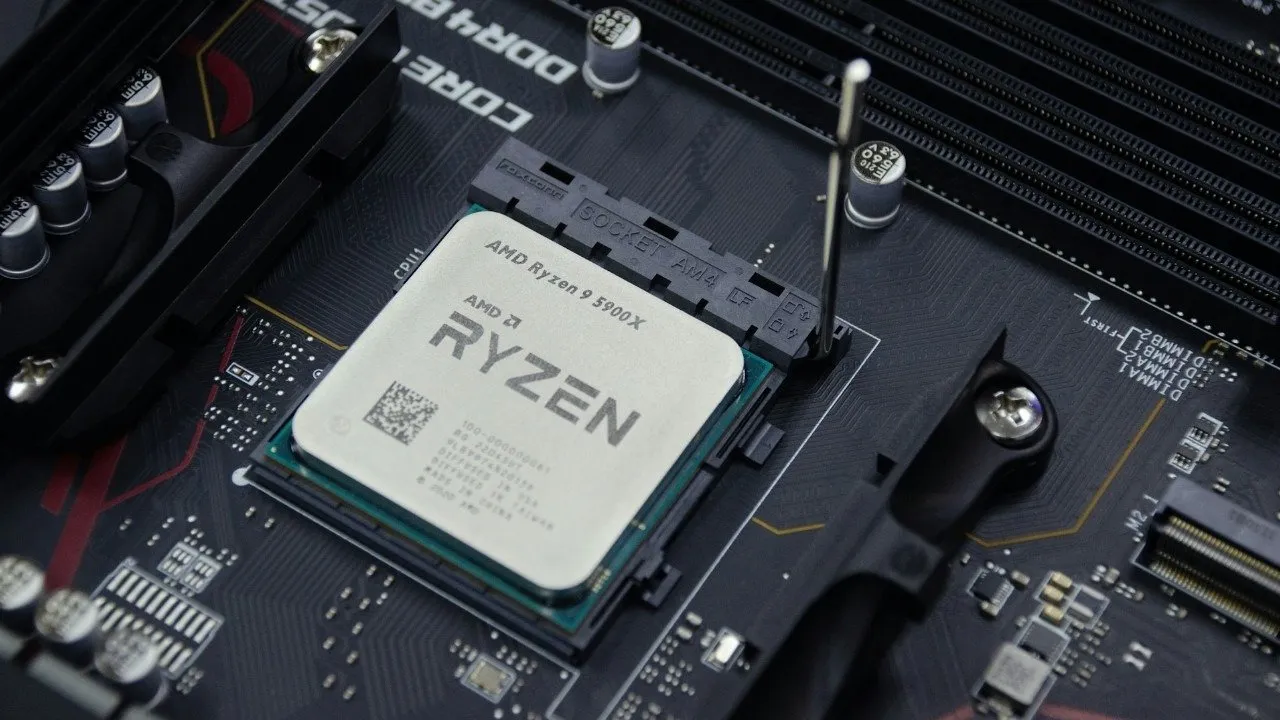 Primo piano della CPU AMD Ryzen su una scheda madre