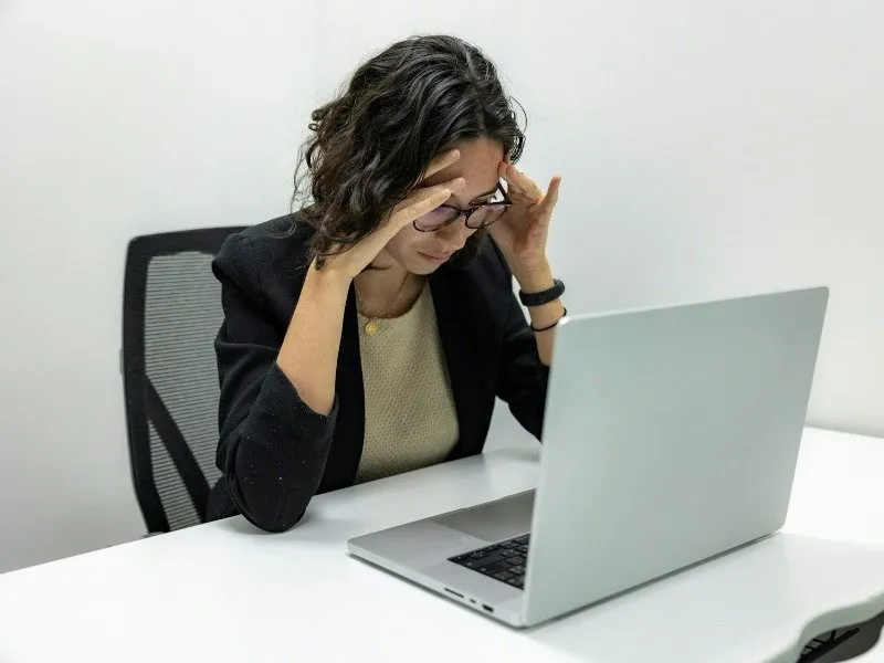 Donna seduta davanti a un computer portatile
